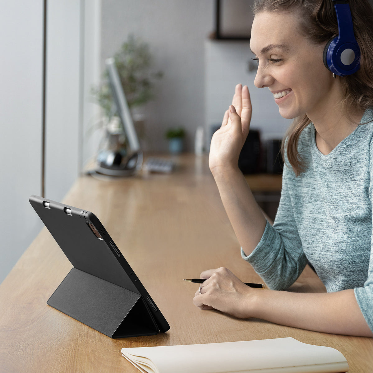 Esr iPad Pro 11" (2018–2025) Uyumlu Rebound Yumuşak Kapaklı, Kalem Tutuculu Üç Katlı Kılıf